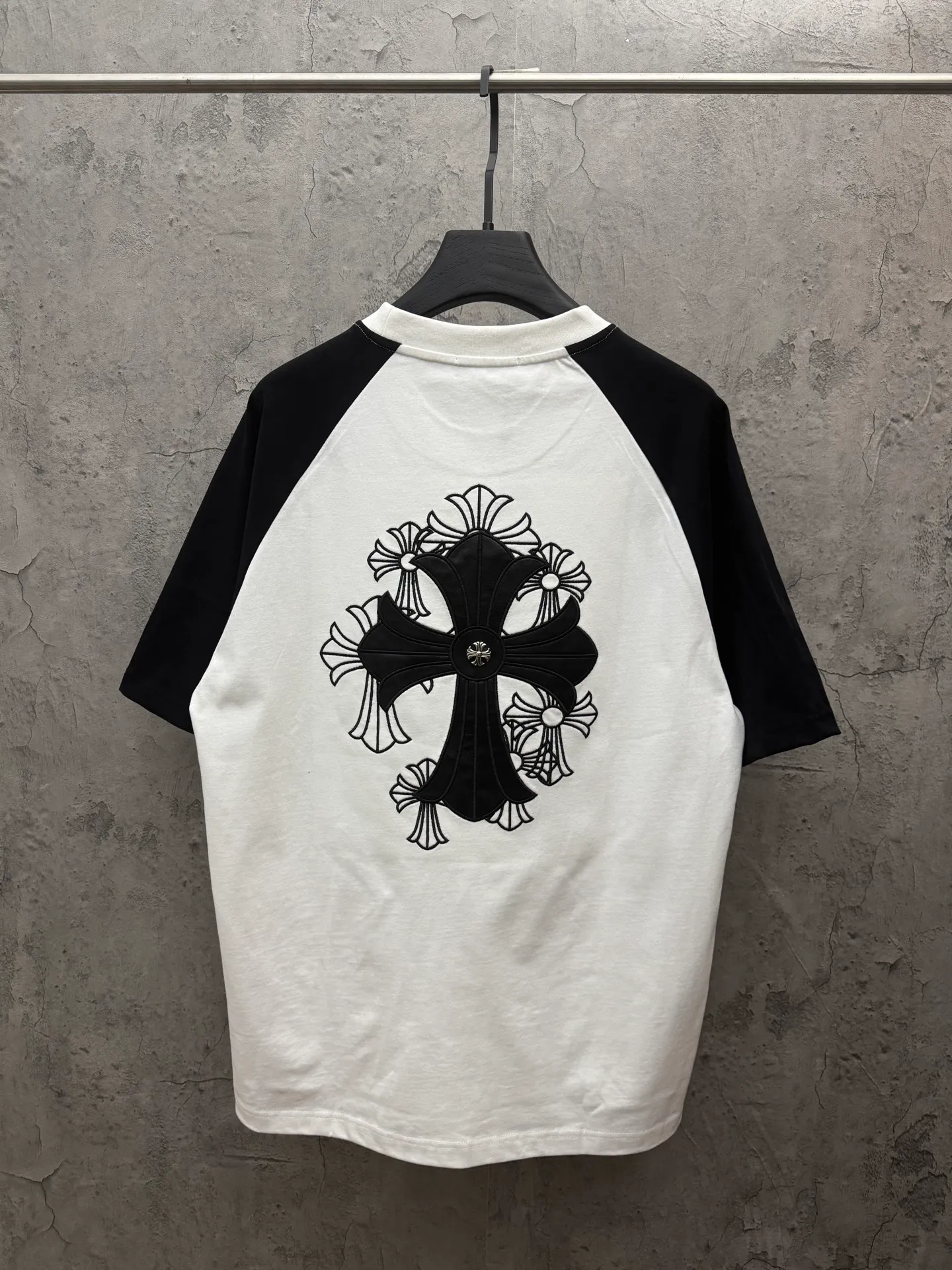 P200 top version, real shot without P, ​​different from market currency) 𝗖𝗵𝗿𝗼𝗺𝗲 𝗛𝗲𝗮𝗿𝘁𝘀/Cro Heart 2026 Spring New Original Single Counter American Laser Skin Embroidery Couple Color Short Sleeves 👑The highest version! Customized fabric 300 grams, best-selling model at the counter, very comfortable to wear. Accessories: original molded and authenticated collar label ➕ 100% silk wash water label. Genuine purchase-grade original hangtag➕matching hanging rope➕3D hanging beads➕original packaging bag. Craftsmanship: The original version has consistent wiring! The highest version of the armhole matching technique! Color: white and black Size: S M L XL Style number: 26-2036